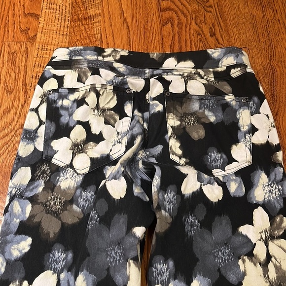 Hue Woman’s Flower Jeans Size S - Picture 6 of 7